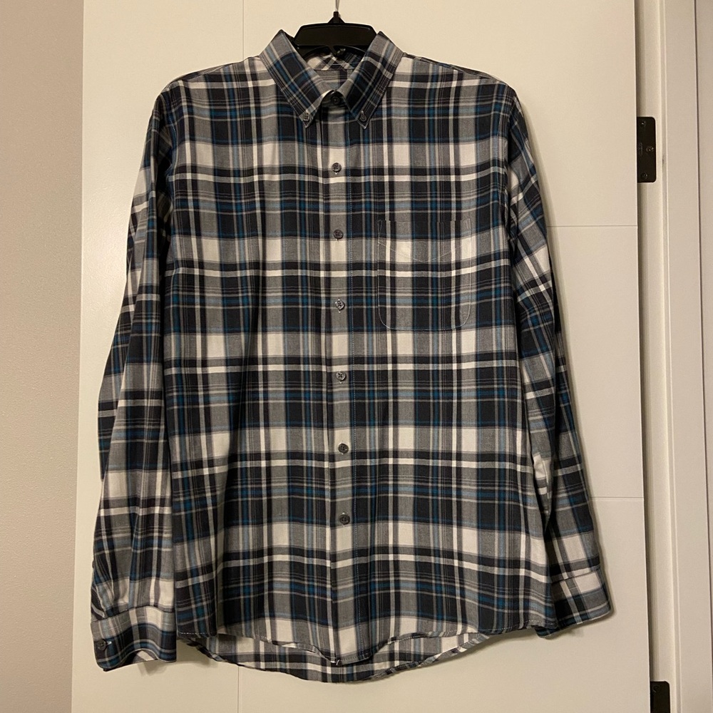 Men’s Van Heusen Classic Fit Button Down Shirt—Medium